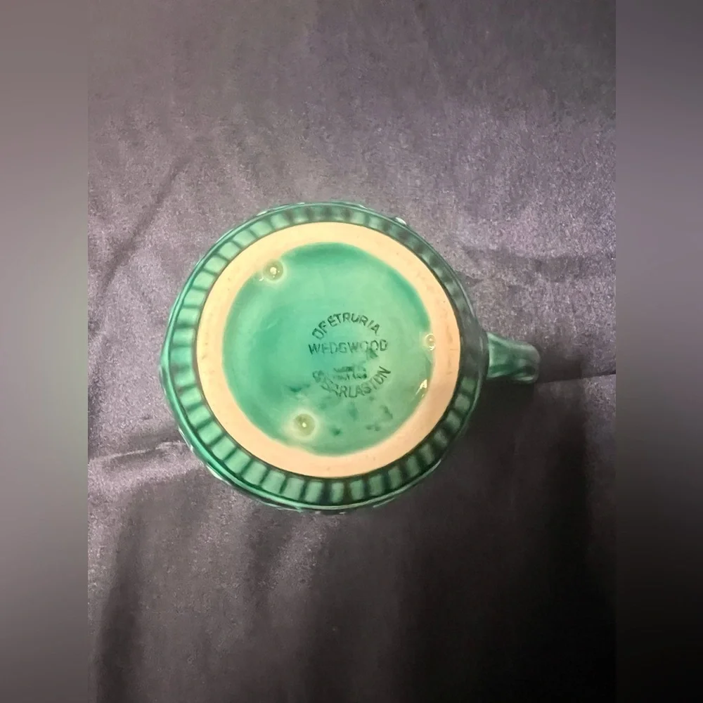 WEDGWOOD QUEENSWARE "PITCHER" GREEN GLAZE HOUND HANDLE WITH HUNT SCENE - Picture 6 of 7